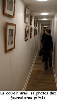 Le couloir avec des photos en honneur de tous les journalistes qui se sont distingués pour la liberté de la presse
